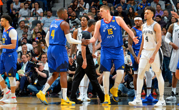 拉开肋部空 拉开肋部空